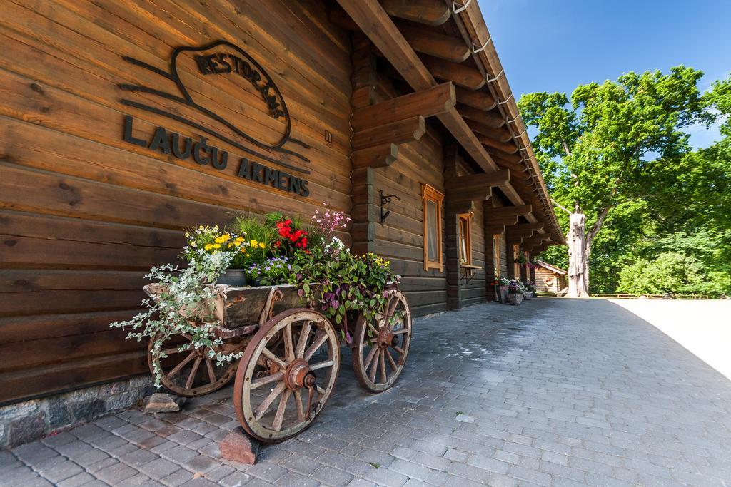 Laucu Akmens Hotel Skulte  Exterior foto